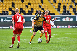 Tim Knipping treibt seine Teamkameraden verbal an, geht mit gutem Beispiel voran und wirft sich in jedne Ball. | Foto: Dennis Hetzschold