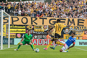 Peniel Mlapa setzt sich gegen Darmstadt-Kapitän Sulu durch.