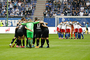 Vor dem Spiel schwören sich beide Mannschaften ein. | Foto: Steffen Kuttner