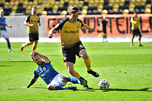 Beide Teams kämpfen zu Beginn verbissen um den Ball. | Foto: Dennis Hetzschold