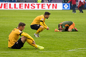 Der große Kampf wurde am Ende nicht belohnt - dementsprechend sind die Spieler der Sportgemeinschaft am Boden zerstört. 