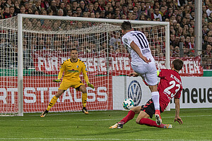 Freiburgs Kapitän Julian Schuster stört Aias Aosman beim Torschuss.