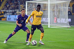 Moussa Koné vor Nicolai Rapp