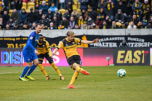 Lucas Röser verwandelte den Elfmeter sicher zum 1:0.