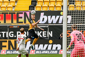Stor versucht es aus der Entfernung mit einem Kopfball. | Foto: Steffen Kuttner