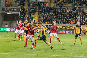 Haris Duljevic im Zweikampf gegen Lauterns Andersson. (Foto: Steffen Kuttner)
