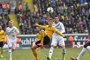 Niklas Hauptmann im Zweikampf mit Hannovers Prib