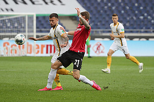 Sascha Horvath (li.) im Zweikampf mit Jannes Horn.