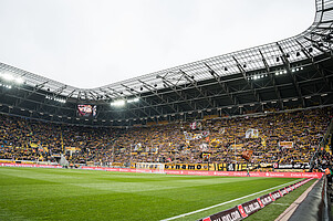 Natürlich ist das Rudolf-Harbig-Stadion zum Sachsenderby ausverkauft: 30.753 Zuschauer sehen sich das Spektakel live vor Ort an. | Foto: Dennis Hetzschold  