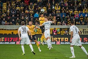 Nikolaou gewinnt das Kopfballduell gegen Behrens. 