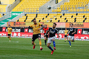 Patrick Schmidt im Zweikampf mit Tim Leibold.