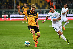 Lucas Röser setzt sich gegen die Fürther Defensive durch.