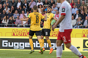 Torschütze Aias Aosman und Vorlagengeber Rico Benatelli jubeln nach dem 0:1