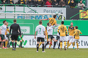 Florian Ballas klärt vor Roberto Hilbert. (Foto: Steffen Kuttner) 