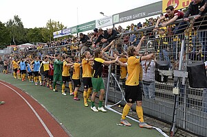 Knapp 2.000 lautstarke Dynamo-Fans unterstützten ihre Mannschaft beim weitesten Auswärtsspiel der Saison.