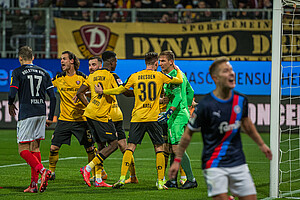 Der SGD Keeper wird von seinen Teamkameraden gefeiert. | Foto: Dennis Hetzschold
