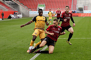 Agyemang Diawusie (li.) wird vom Ingolstädter Tobias Schröck gestoppt.
