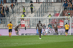 Guido Burgstaller bleibt vom Punkt eiskalt und baut die Führung des FCSP aus. | Foto: Dennis Hetzschold