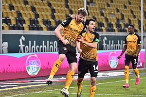 Zusammen mit seinen Teamkollegen bejubelt Daferner sein Führungstor. | Foto: Dennis Hetzschold
