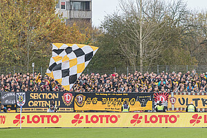 Circa 1.500 Fans traten die weite Reise nach Kiel an um die Mannschaft zu unterstützen. (Foto: Steffen Kuttner)