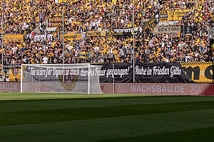 Die Dynamo-Fans verabschiedeten sich zum Heimspiel gegen Ingolstadt mit einem Spruchband von Gitta Müller. (Foto: Steffen Kuttner)