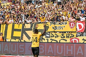 Moussa Koné bejubelt mit den Dynamo-Fans seinen Treffer zum 3:3.