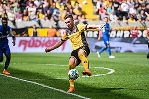 Haris Duljevic versuchte es aus der zweiten Reihe, doch der Ball wollte nicht ins Tor. (Foto: SGD/Dennis Hetzschold)