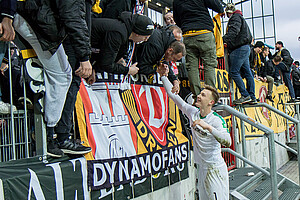 Markus Schubert nach dem Spiel vor dem Gästeblock