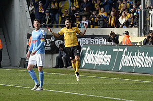 Pascal Testroet freut sich über seinen Treffer zum 2:0 gegen Fortuna Köln.