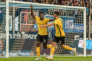 Moussa Koné jubelt mit Aias Aosman über sein Elfmetertor