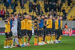 Die Mannschaft feiert den hart erkämpften, aber verdienten Heimsieg mit den Fans. | Foto: Dennis Hetzschold