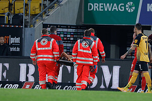 Chris Löwe muss nach einem Zweikampf mit der Trage vom Platz getragen werden. | Foto: Steffen Kuttner