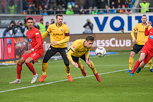 Jannik Müller köpft den Ball aus dem Strafraum