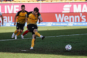 Christoph Daferner verwandelt einen Handelfmeter zur 2:0-Führung (45.+2). | Foto: Steffen Kuttner