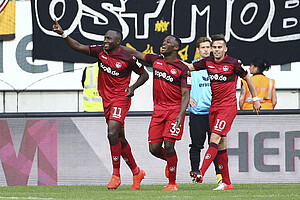 Die Torschützen Zoua und Osawe jubeln mit Stieber (v.l.).
