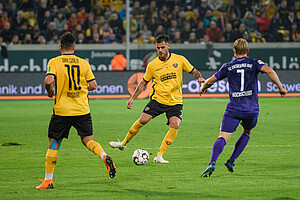 Dario Dumic spielt den Ball