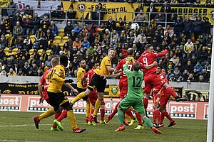 Dynamos Kapitän Hartmann kommt nach einer der vielen Eckbälle zum Kopfball.