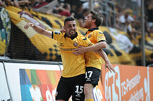 Aosman und "Lumpi" bejubeln den ersten Pflichtspieltreffer 2015/16.