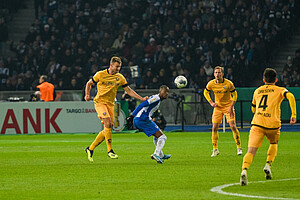 Florian Ballas köpft den Ball vor Herthas Dodi Lukebakio.