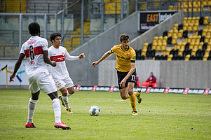 Alexander Jeremejeff treibt den Ball nach vorne. | Foto: Steffen Kuttner