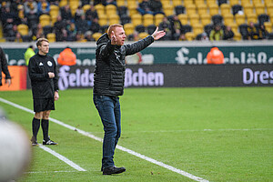 Maik Walpurgis hadert an der Seitenlinie mit einer Spielzsene