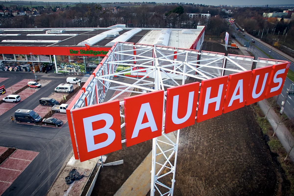 Dynamo Sponsor Bauhaus Zeigt Flagge